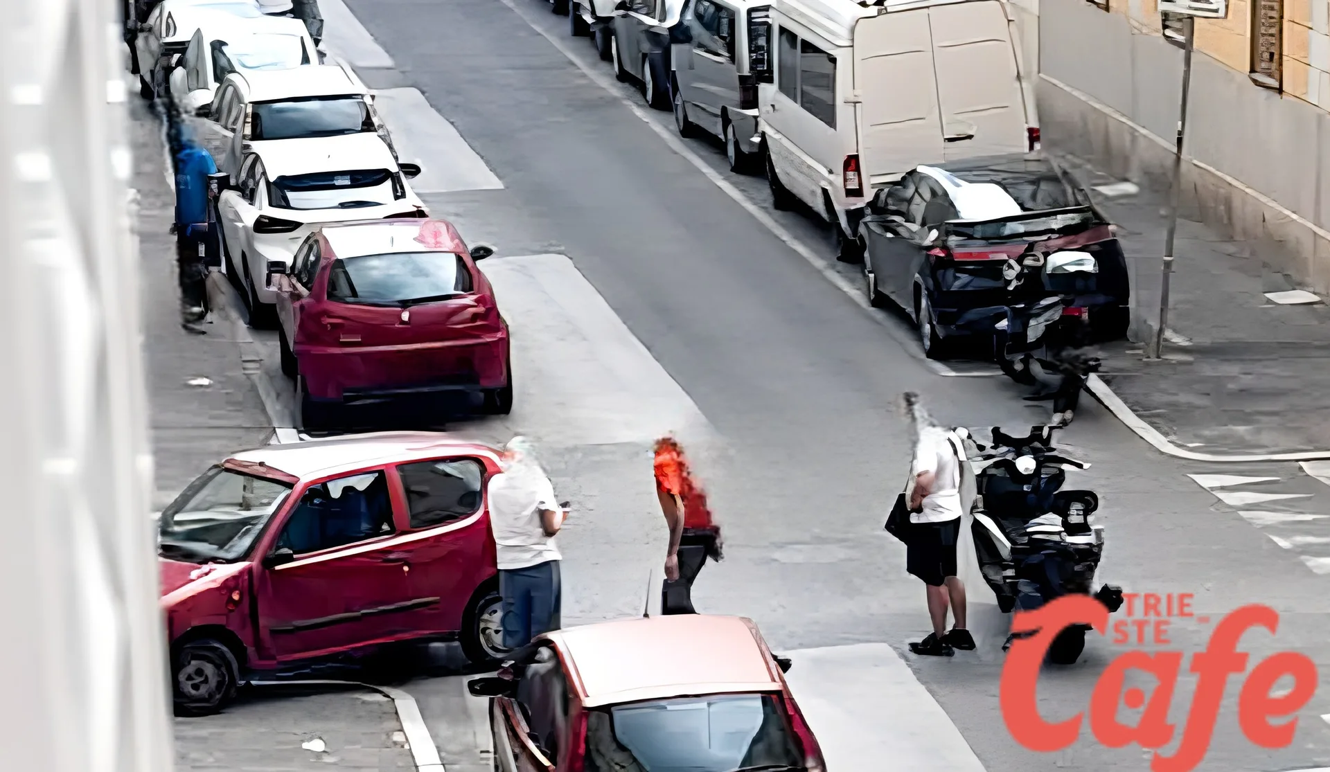 Scontro tra uno scooter e un'auto a Trieste: traffico rallentato in via della Guardia