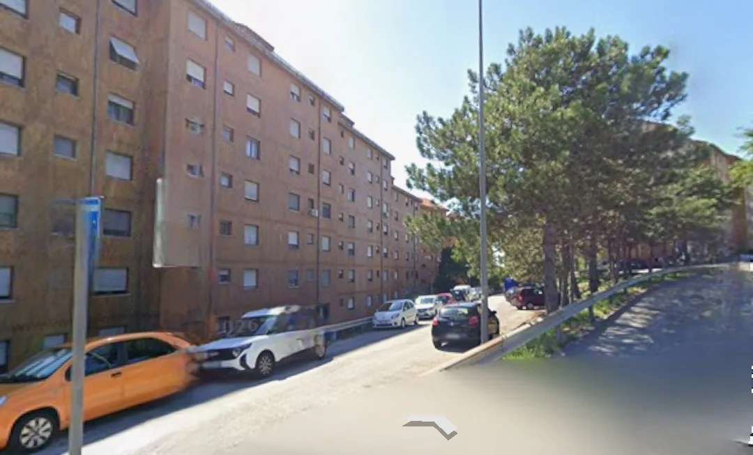 Ascensore guasto da giorni in via Montasio: «Miei genitori anziani bloccati in casa»