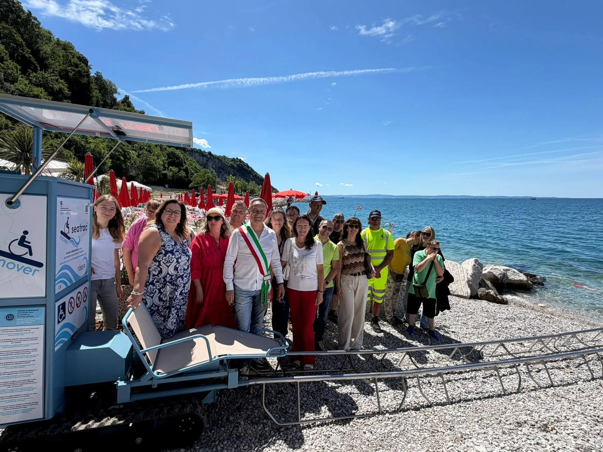 Mare senza barriere a Sistiana: inaugurato il Seatrac per l’accesso delle persone con disabilità