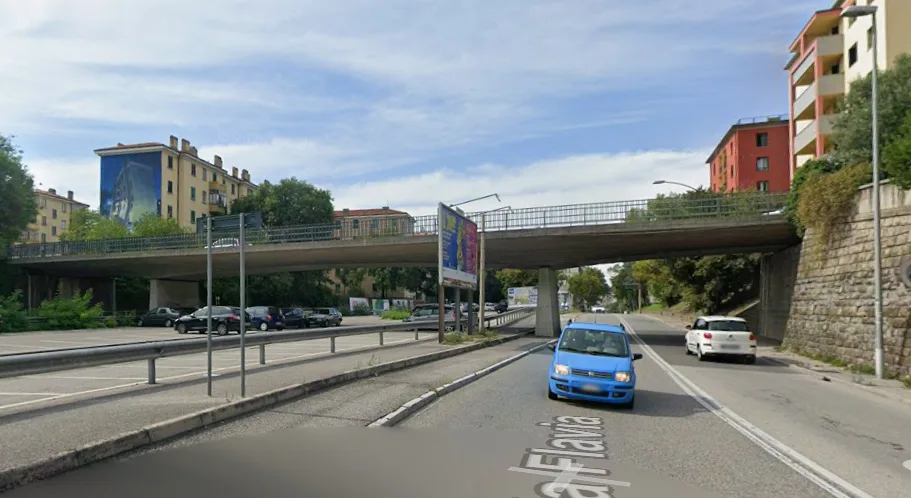 Trieste, ponte di Giarizzole sotto accusa: «Camion costretti ad allargarsi, situazione pericolosa»