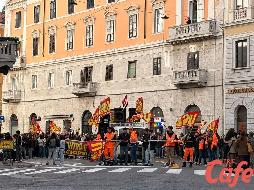 Trieste, il corteo entra in piazza Libertà: raggiunto il punto finale della marcia