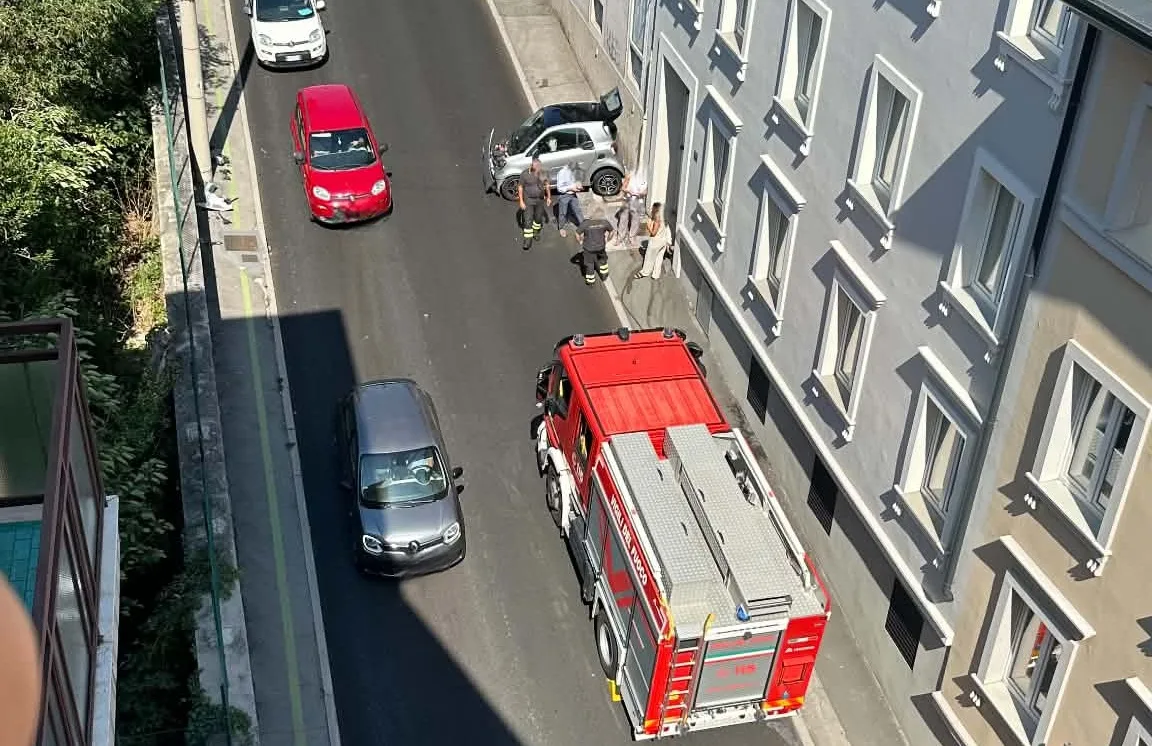 Trieste, Smart sbanda in salita di Gretta e finisce contro un edificio: intervengono i Vigili del fuoco