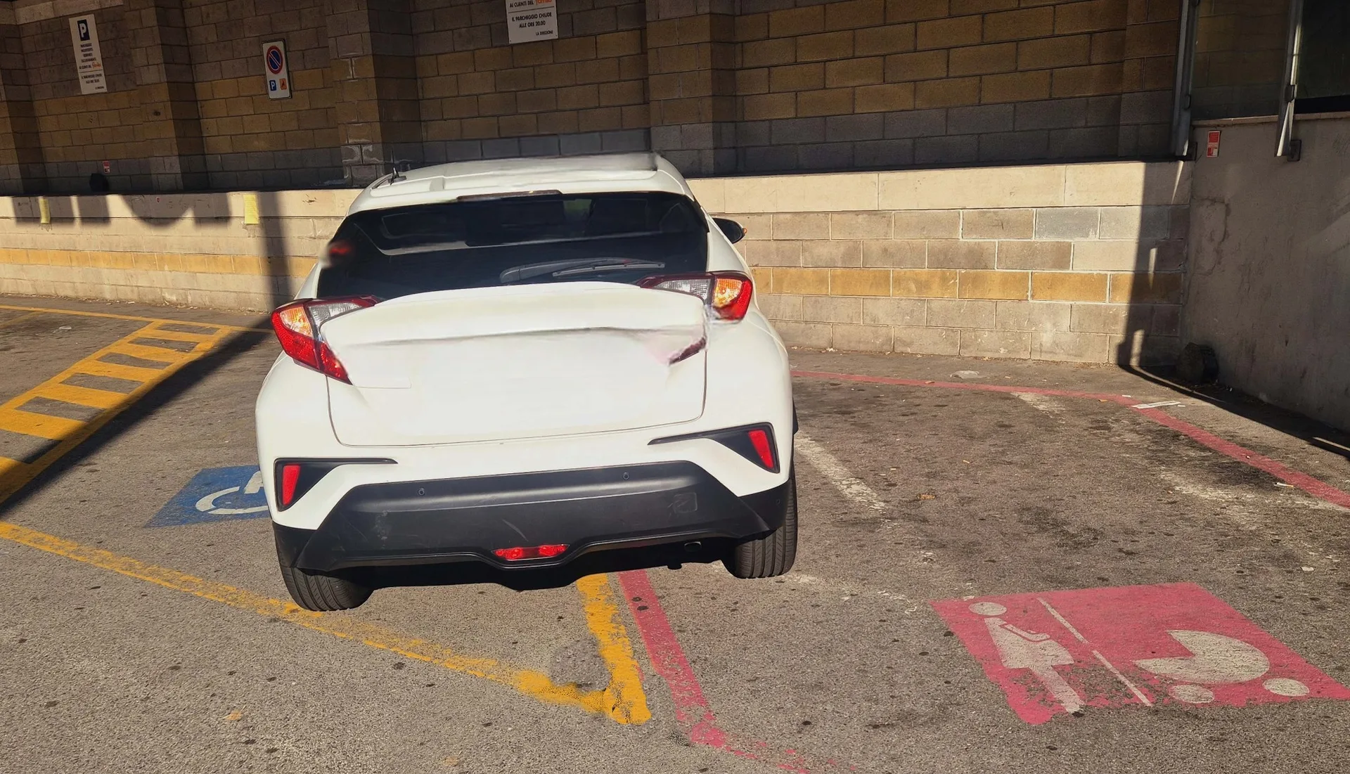 Parcheggia sulle strisce riservate ai disabili: la protesta di un triestino