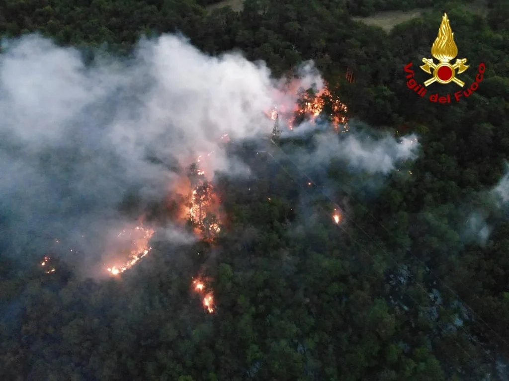 Incendio sul Carso, notte di lavoro senza sosta: tre elicotteri in azione tra Padriciano e Gropada