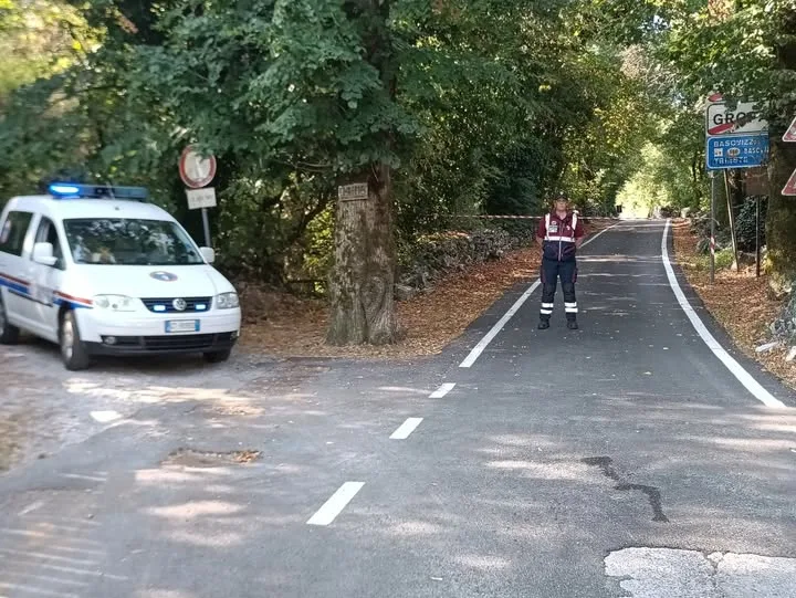 Incendio a Gropada, la solidarietà dei residenti: "Acqua fresca ai soccorritori impegnati tra le fiamme"