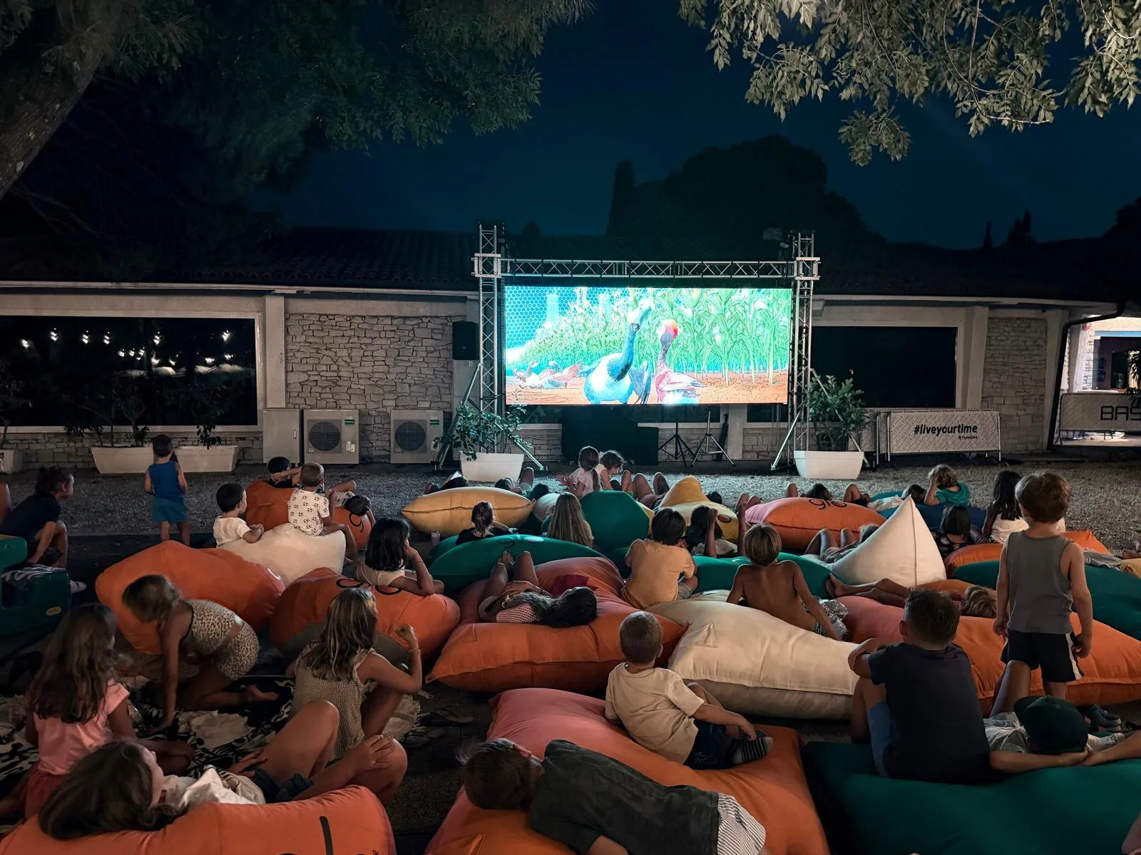 Ferragosto in Baia di Sistiana: tra cinema all'aperto sul grande schermo, giochi e dj-set in riva al mare