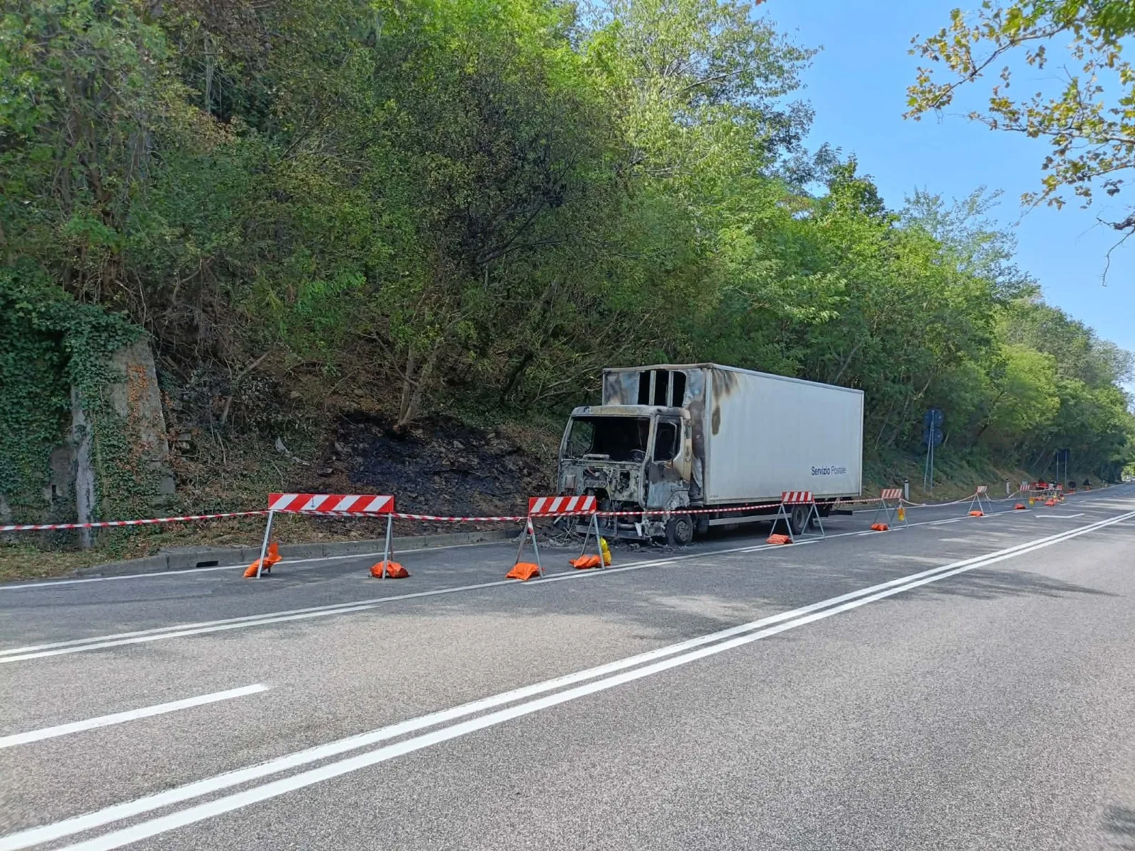 Camion bruciato in via Brigata Casale: il mezzo è ancora lì. Cresce il disagio per la viabilità
