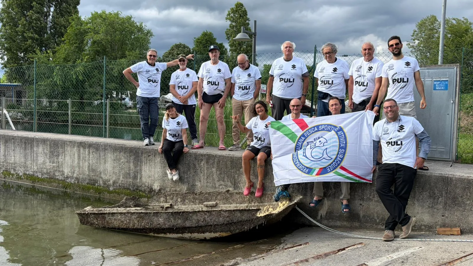 Villaggio del Pescatore, dai fondali emerge un vecchio barchino: volontari in azione per il mare