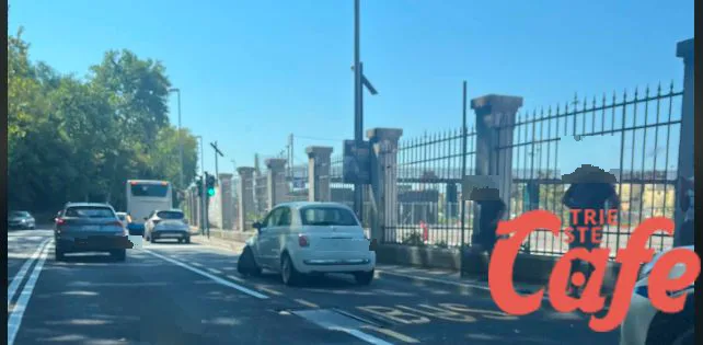 Incidente in viale Miramare, auto tampona un autobus: rallentamenti verso il centro