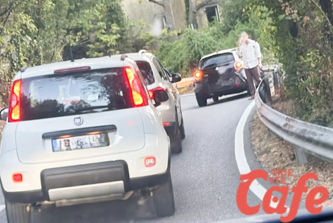 Sistiana, incidente sulla discesa verso Portopiccolo: scontro tra un'Alfa Romeo Mito e uno scooter