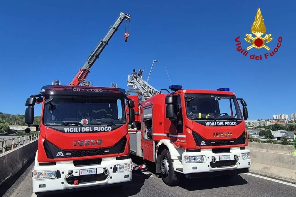 Trieste, auto contro un palo sulla SS 202: intervengono Vigili del Fuoco con autogru e autoscala