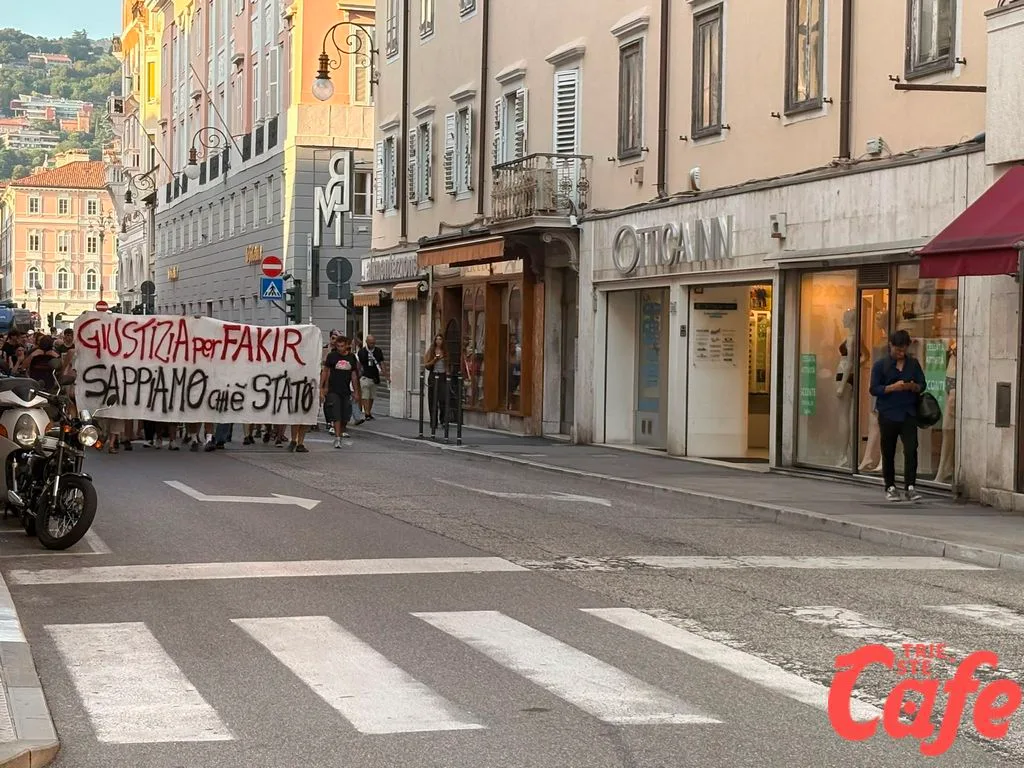 Trieste, il corteo entra nel cuore del centro: traffico in tilt tra via Mazzini e via Roma (VIDEO)