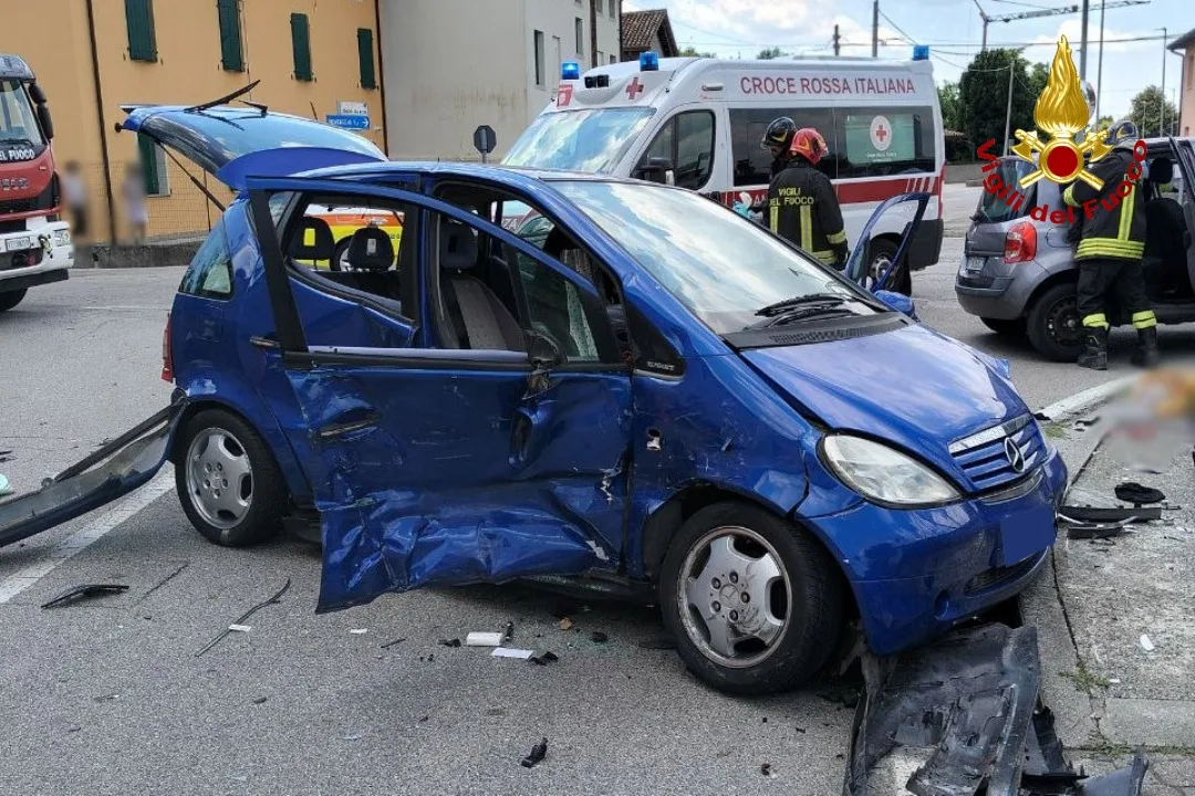Scontro tra due auto a Varmo: una persona estratta dalle lamiere dai Vigili del fuoco