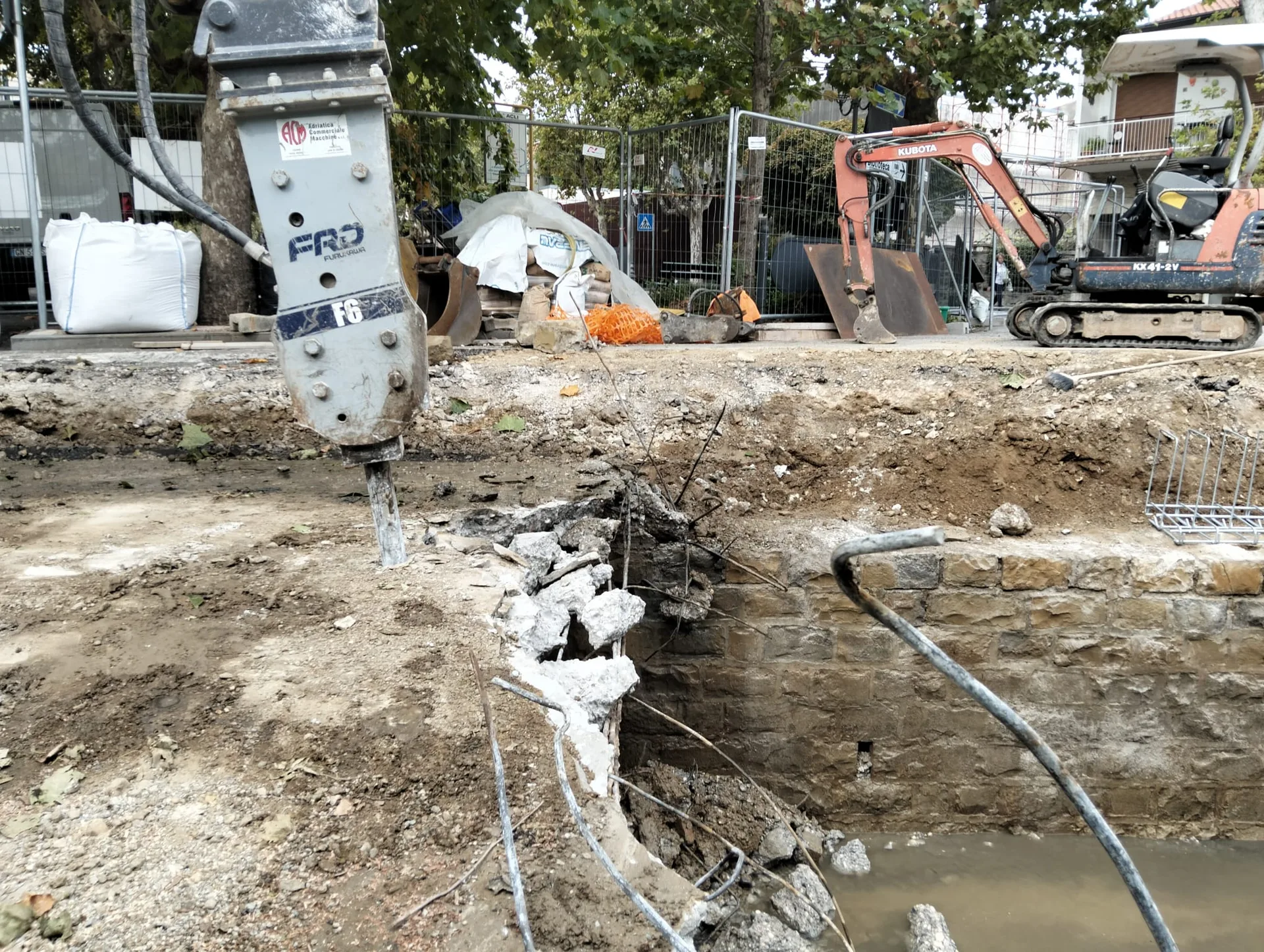 Muggia, cantiere Fugnan: iniziate le demolizioni in via Mazzini, riemergono i muri di oltre un secolo fa