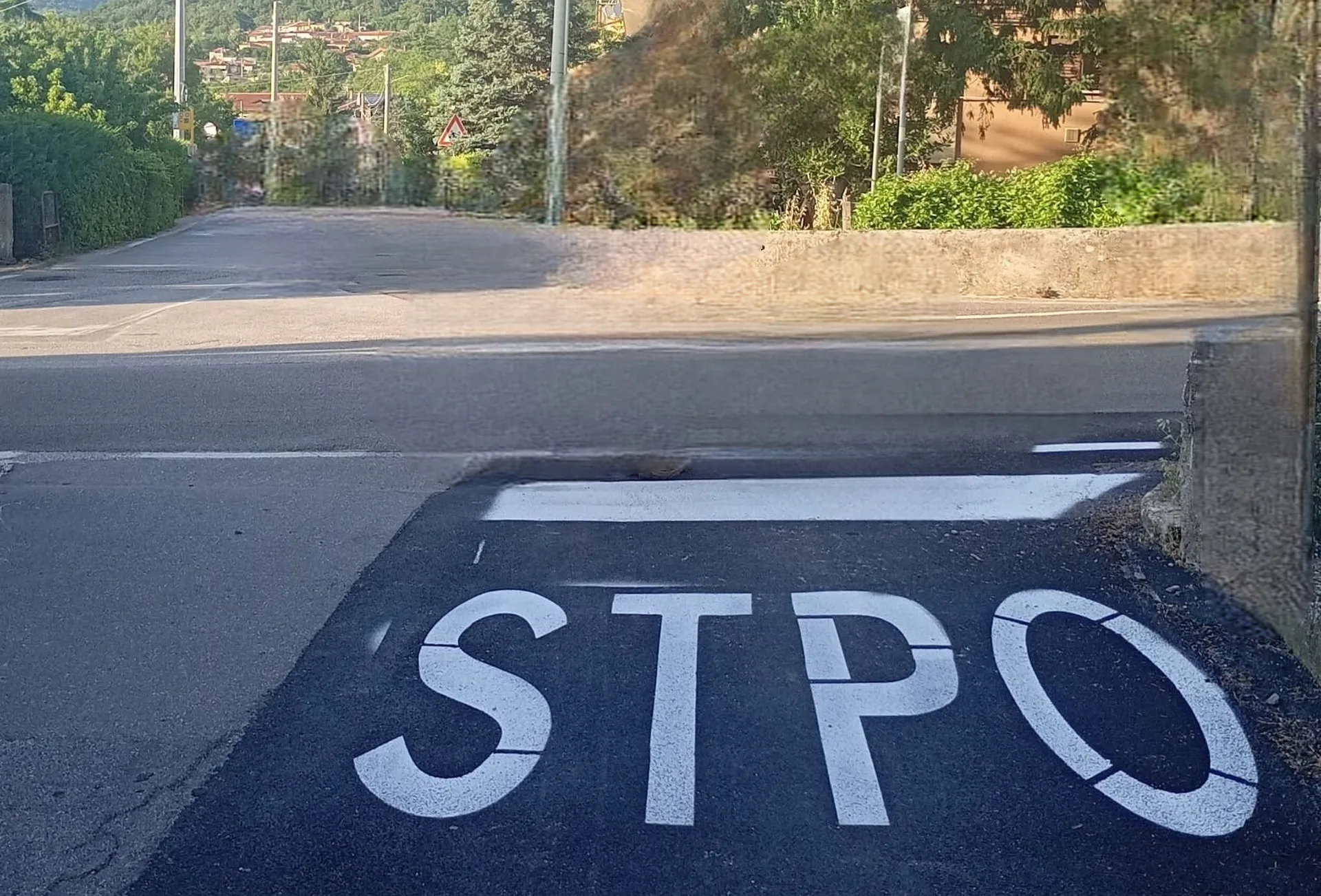 STPO” invece di STOP: il curioso caso che attira l'attenzione a San Dorligo