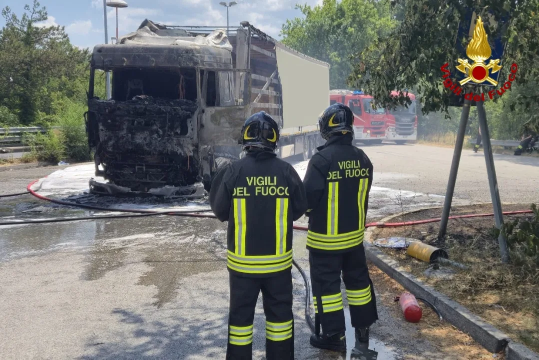 Paura a Fernetti: autoarticolato in fiamme vicino al parcheggio, decisivo il sangue freddo dell'autista