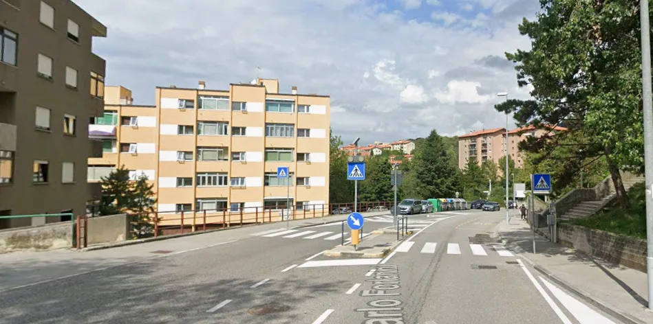 Trieste, dramma in via Forlanini: guardia giurata tenta a lungo di rianimare una donna