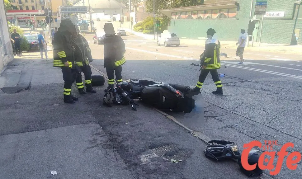Auto contro scooter in via dell'Istria: scooterista all'ospedale in coma