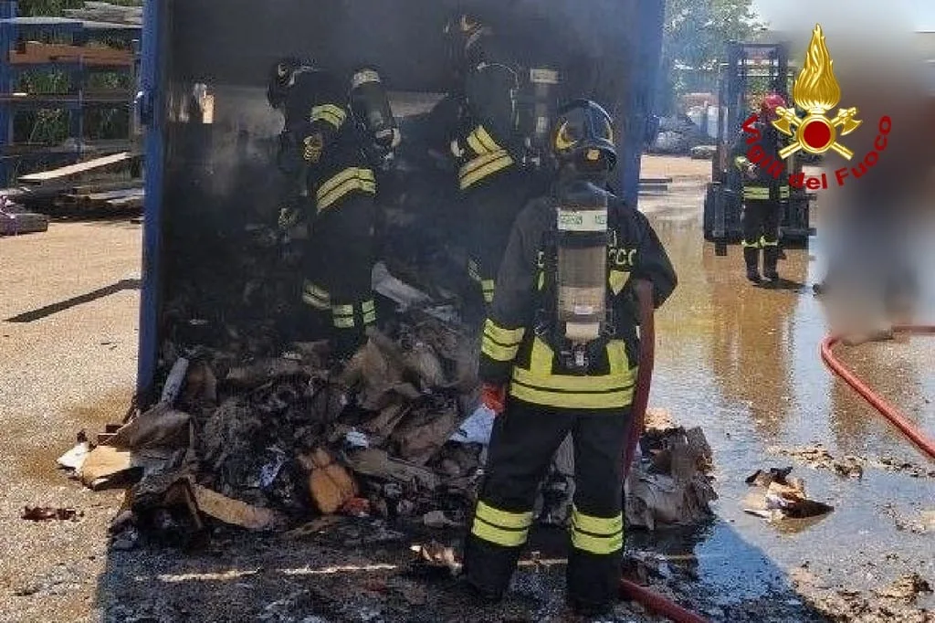 San Quirino (PN): incendio compattatore carta