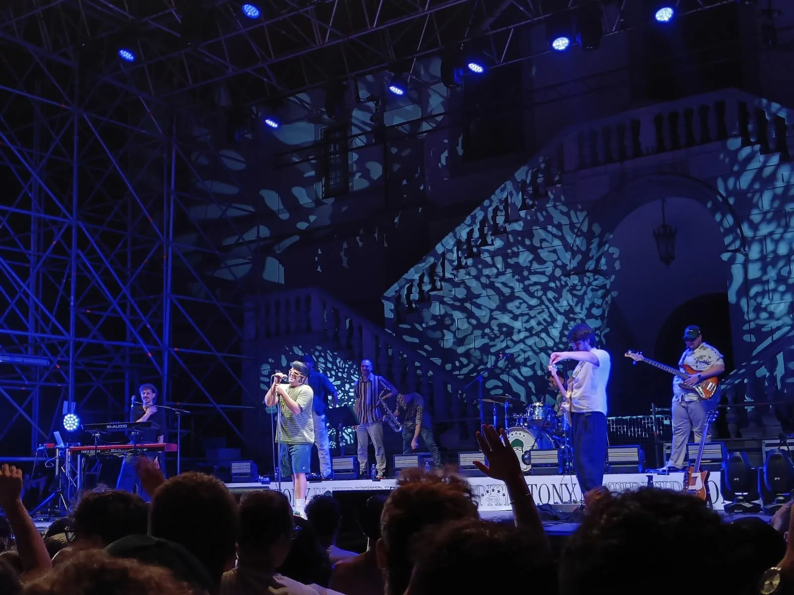 TonyPitony conquista il pubblico del FVG: applausi e bis per il cantante