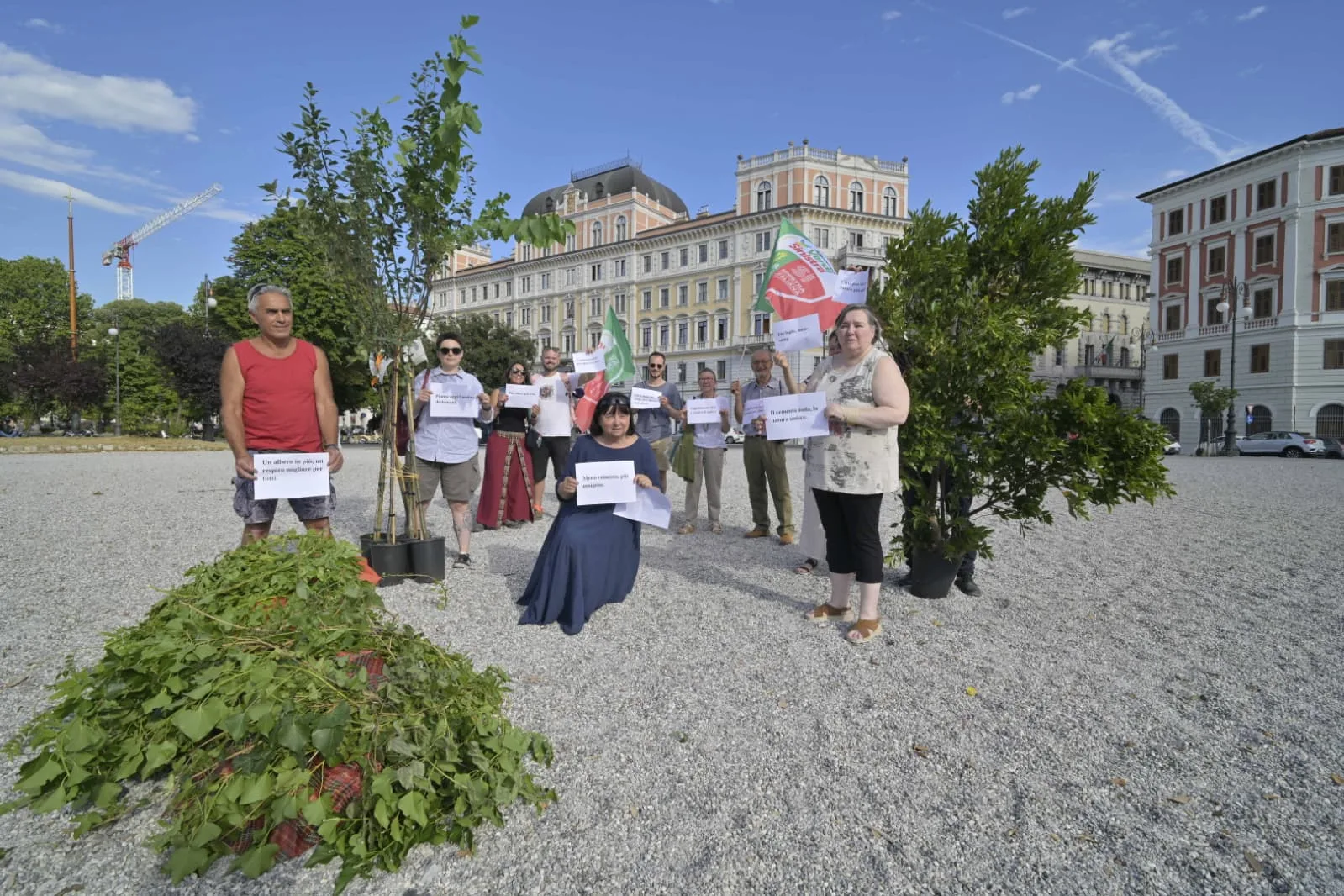 AVS, flash mob in Largo Santos: alberi in piazza per chiedere più verde contro il caldo estremo