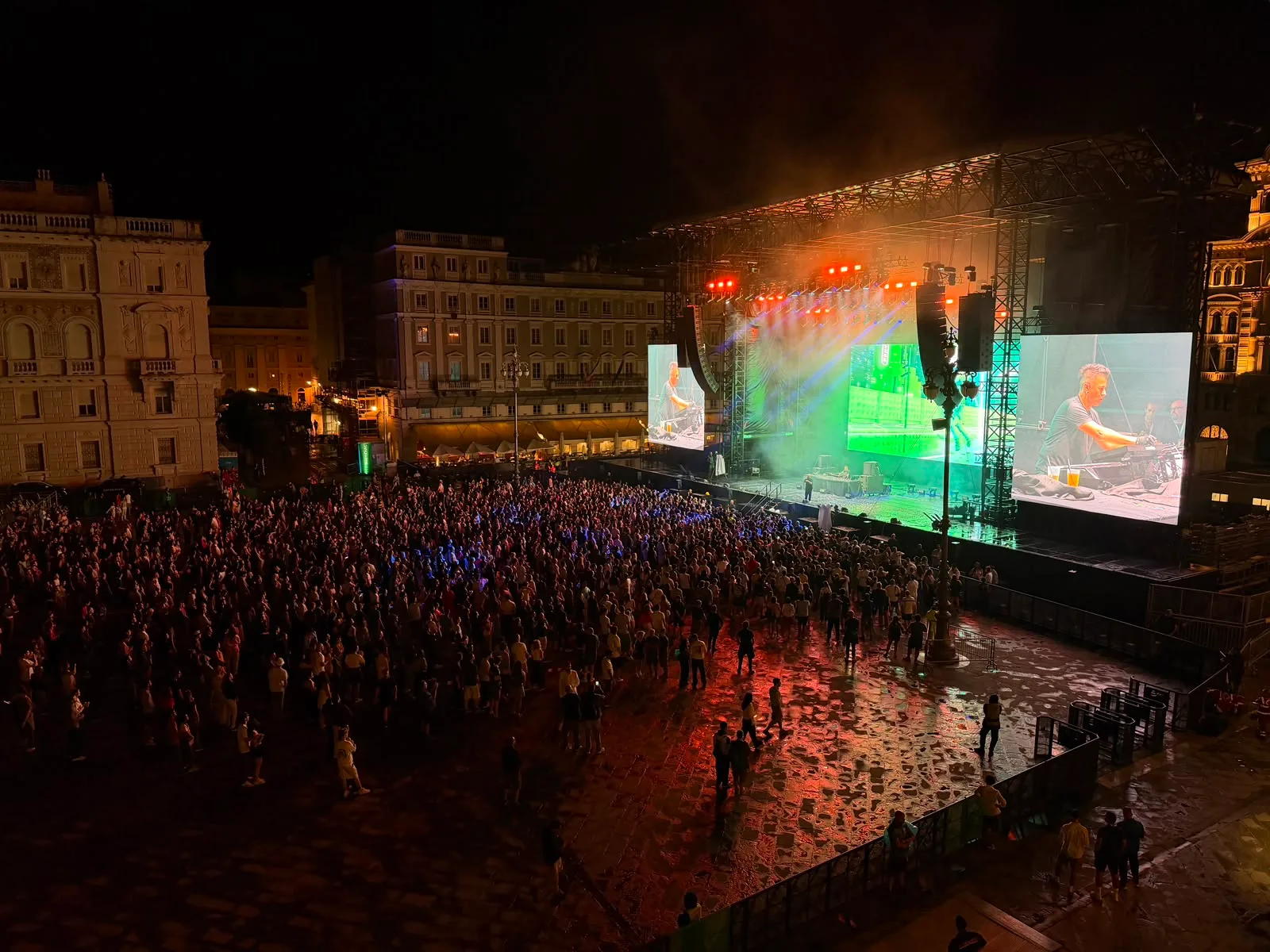 Trieste, la musica vince sul maltempo: folla in piazza Unità per gli Eiffel 65