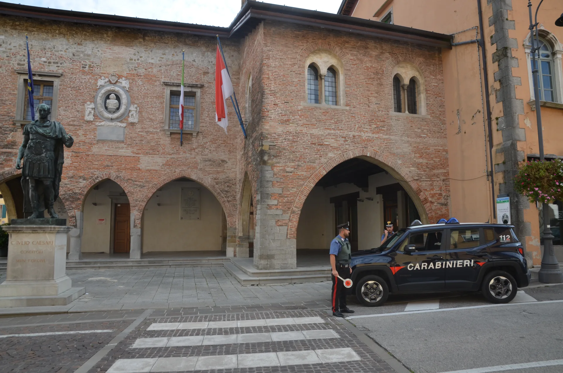 «La sua auto è coinvolta in una rapina»: anziana consegna oro e orologi, intervengono i Carabinieri