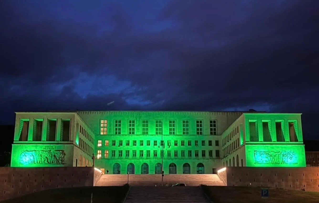 Trieste, una luce verde sulla SLA: Università accende la facciata e guarda a nuove frontiere della ricerca