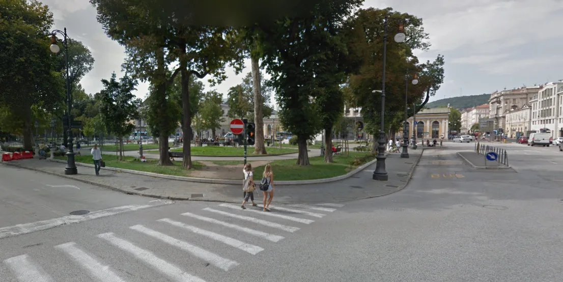 Piazza Libertà, due auto colpite quasi nello stesso punto: «Sembrano segni lasciati da piccoli pallini»