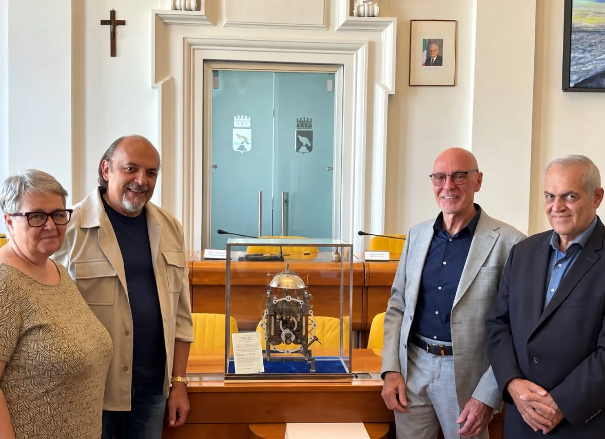 Monfalcone. Giorgio Iuretta dona al Comune un orologio meccanico scheletrato