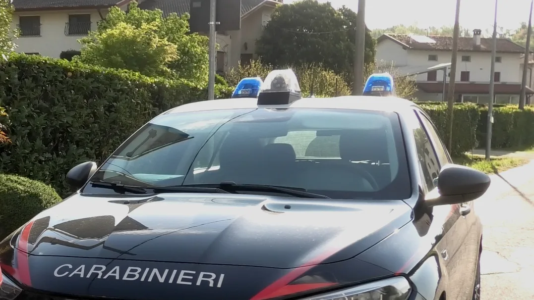 Torna davanti alla casa dei familiari pochi giorni dopo il divieto: intervengono i Carabinieri