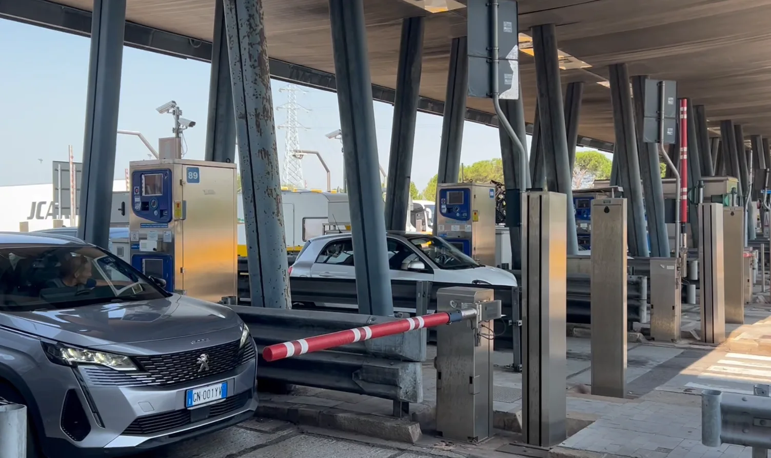 Scontro camion-auto all'alba sull'A4 verso Trieste: code fino a 4 chilometri