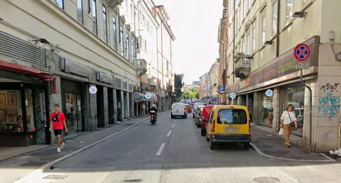 Trieste, auto in panne in corso Saba: sconosciuti si fermano e lo aiutano, ora cerca chi ringraziare