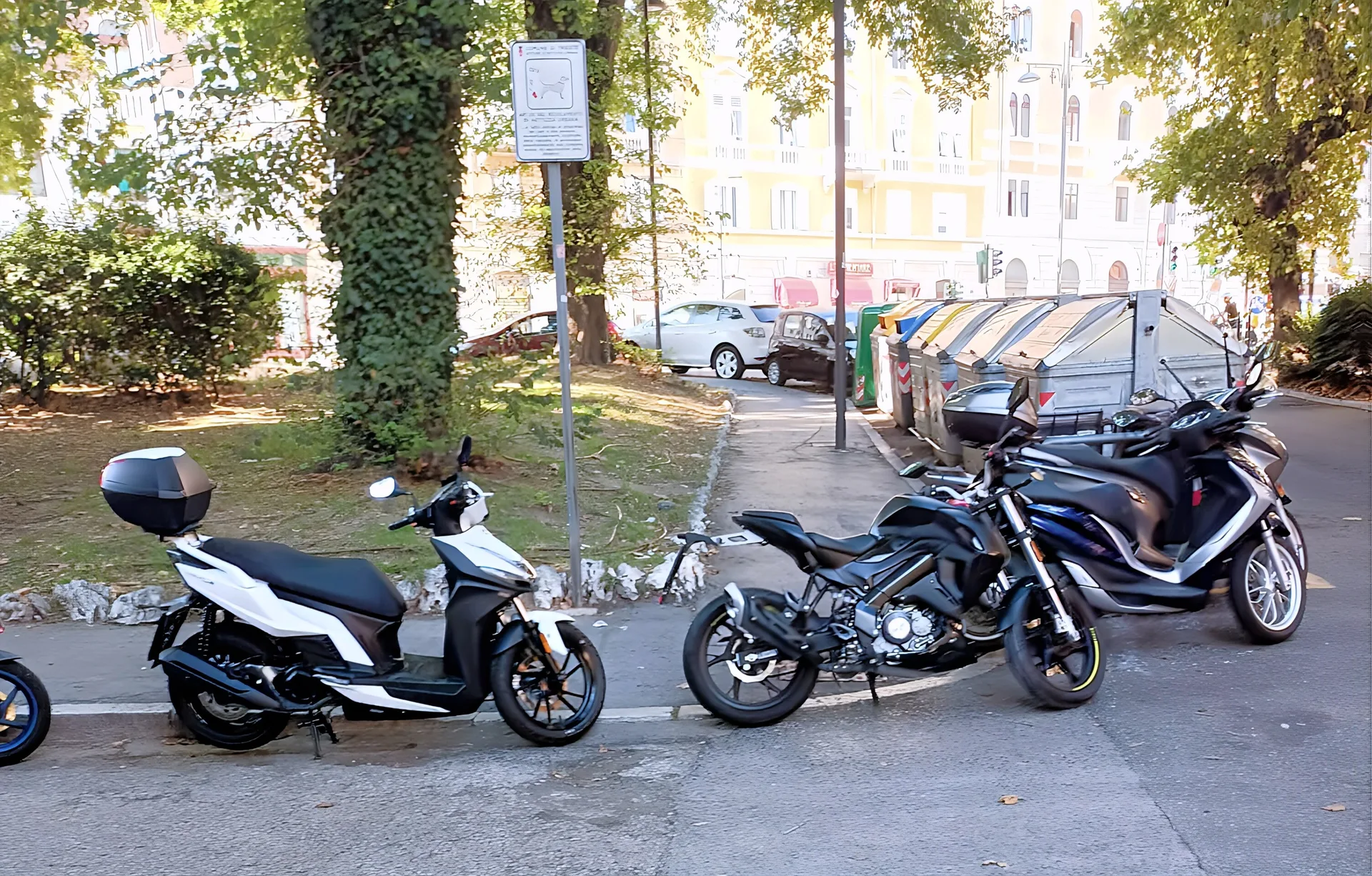 Trieste, moto parcheggiate davanti al passaggio in piazza Vico: «Così si blocca il transito»